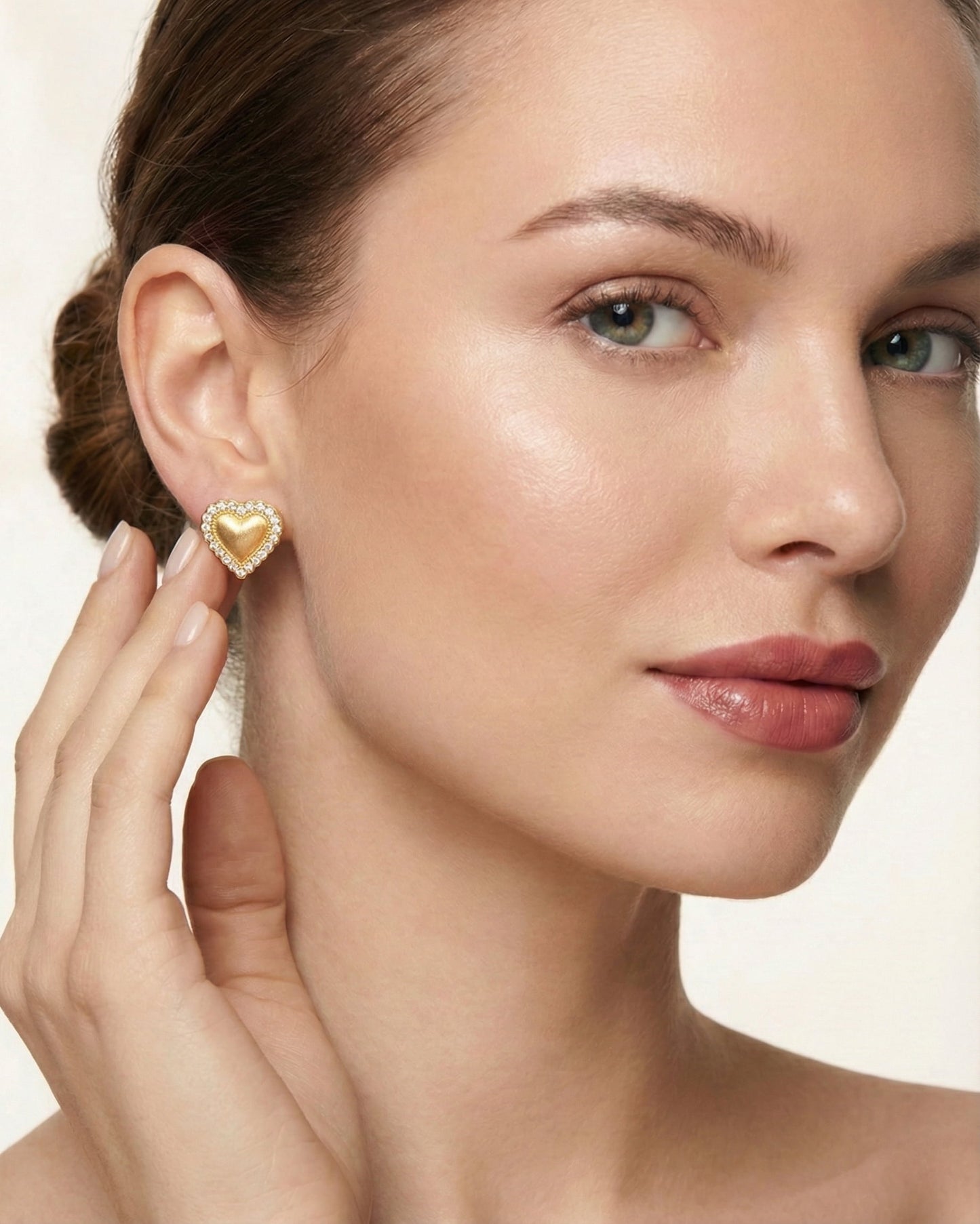 Theiaura Lustré Heart Stud Earrings