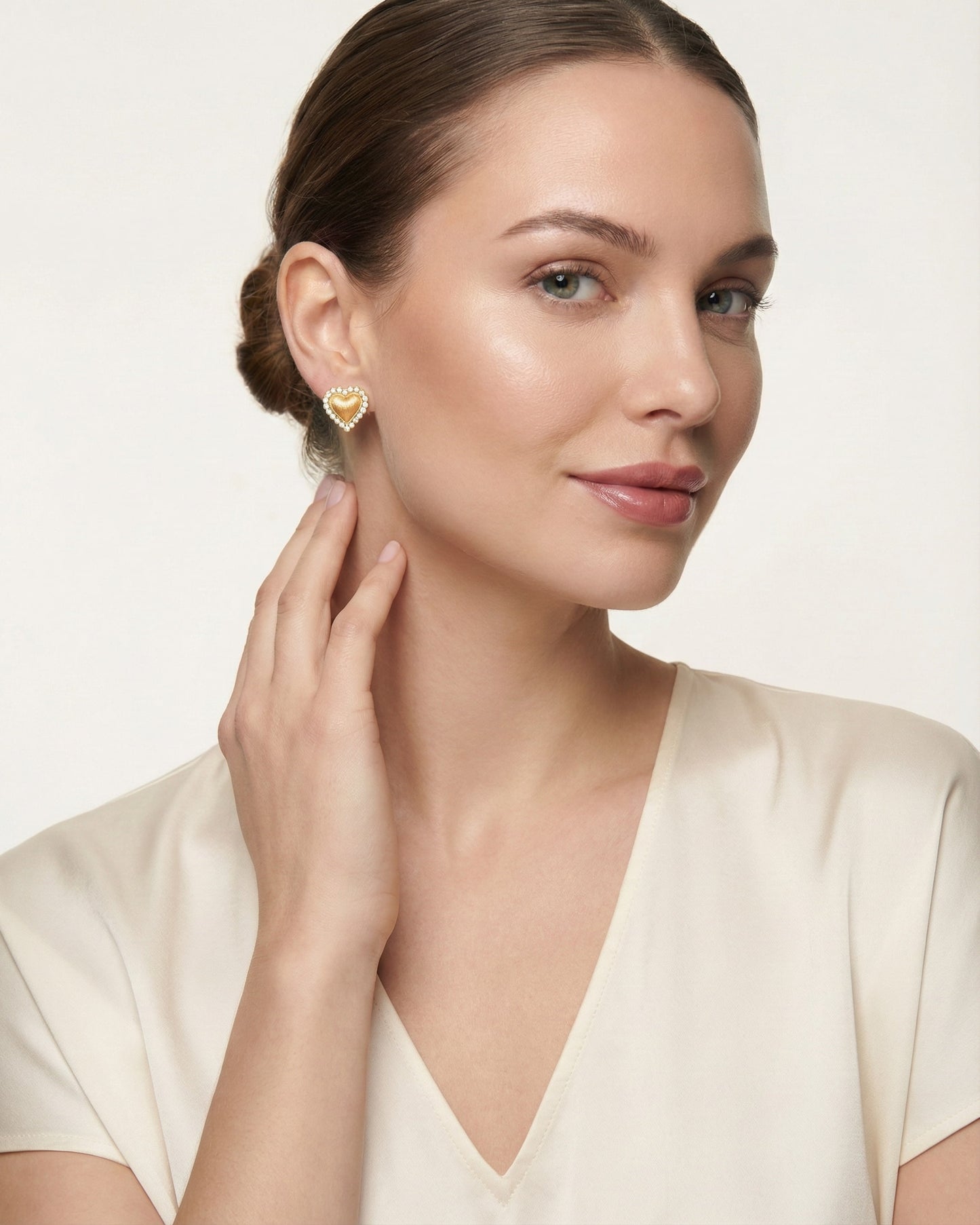 Theiaura Lustré Heart Stud Earrings